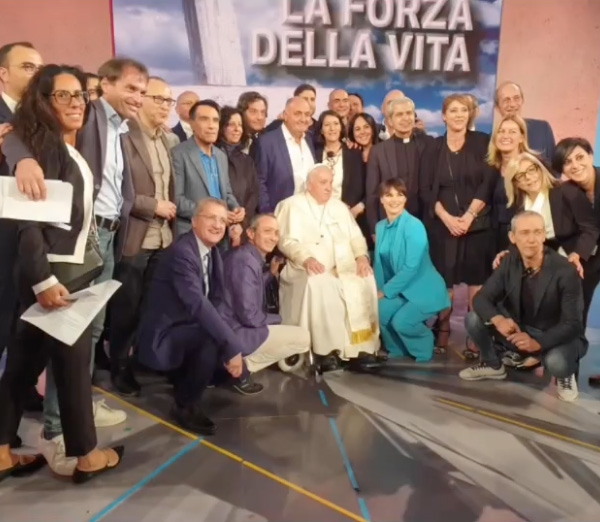 papa francesco in studio televisiovo