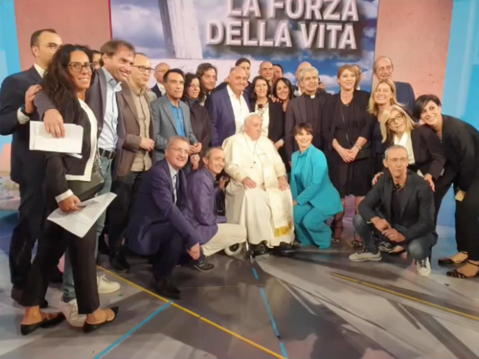 papa francesco in studio televisiovo